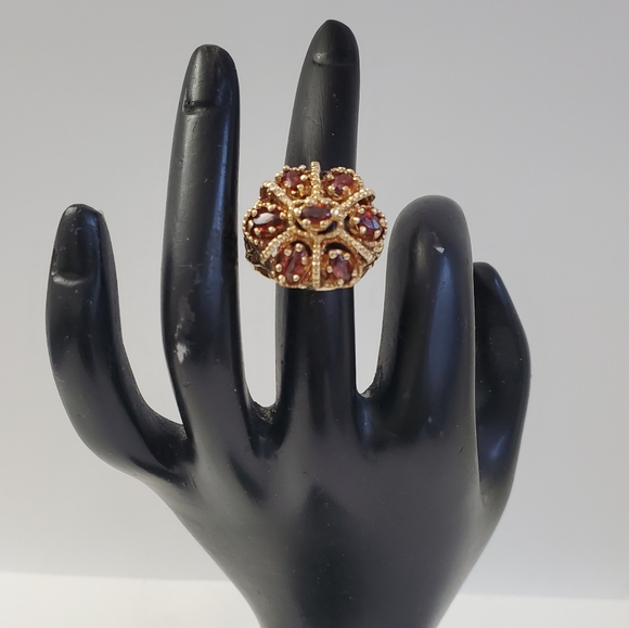 Watch Video / Heavy 14K Gold Garnet Ring: A Burst of Radiant Luxury - Picture 14 of 17